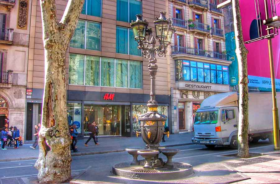 Canaletes Fountains by Gratis in Barcelona