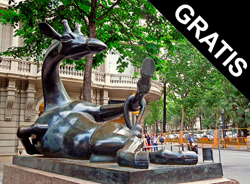 The Flirty Giraffe Sculpture by Gratis in Barcelona