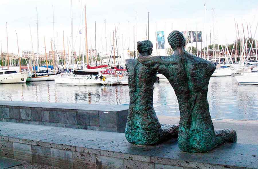 Escultura La Pareja by Gratis in Barcelona