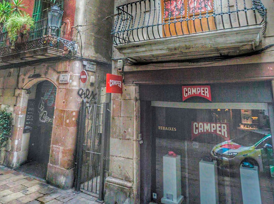 Flies Street by Gratis in Barcelona