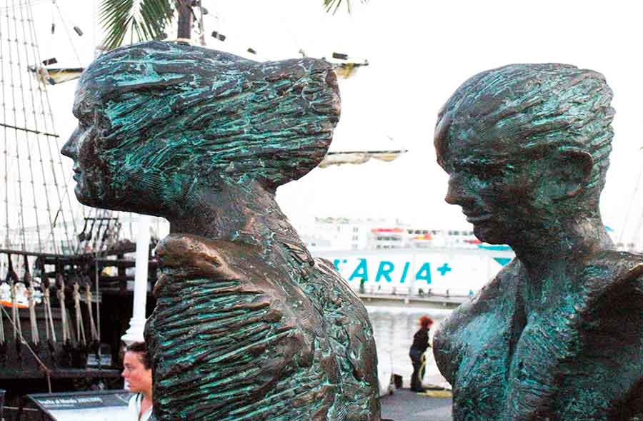 Couple Sculpture by Gratis in Barcelona
