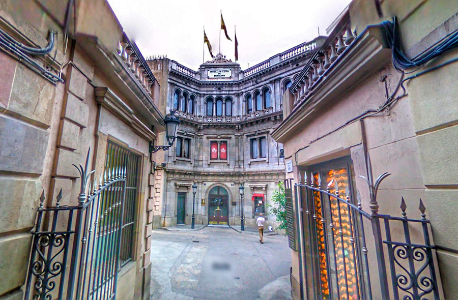 Bank Passage by Gratis in Barcelona